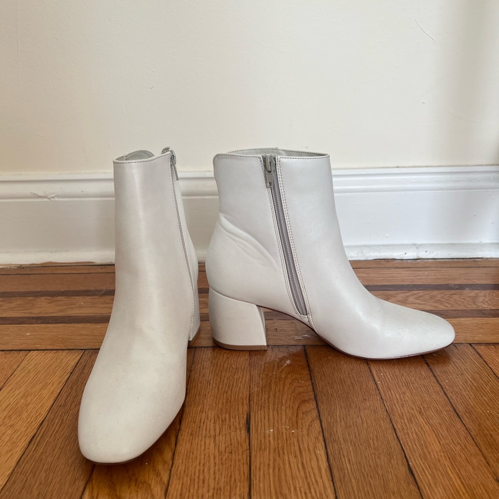 Brand new ! Chinese laundry White boots